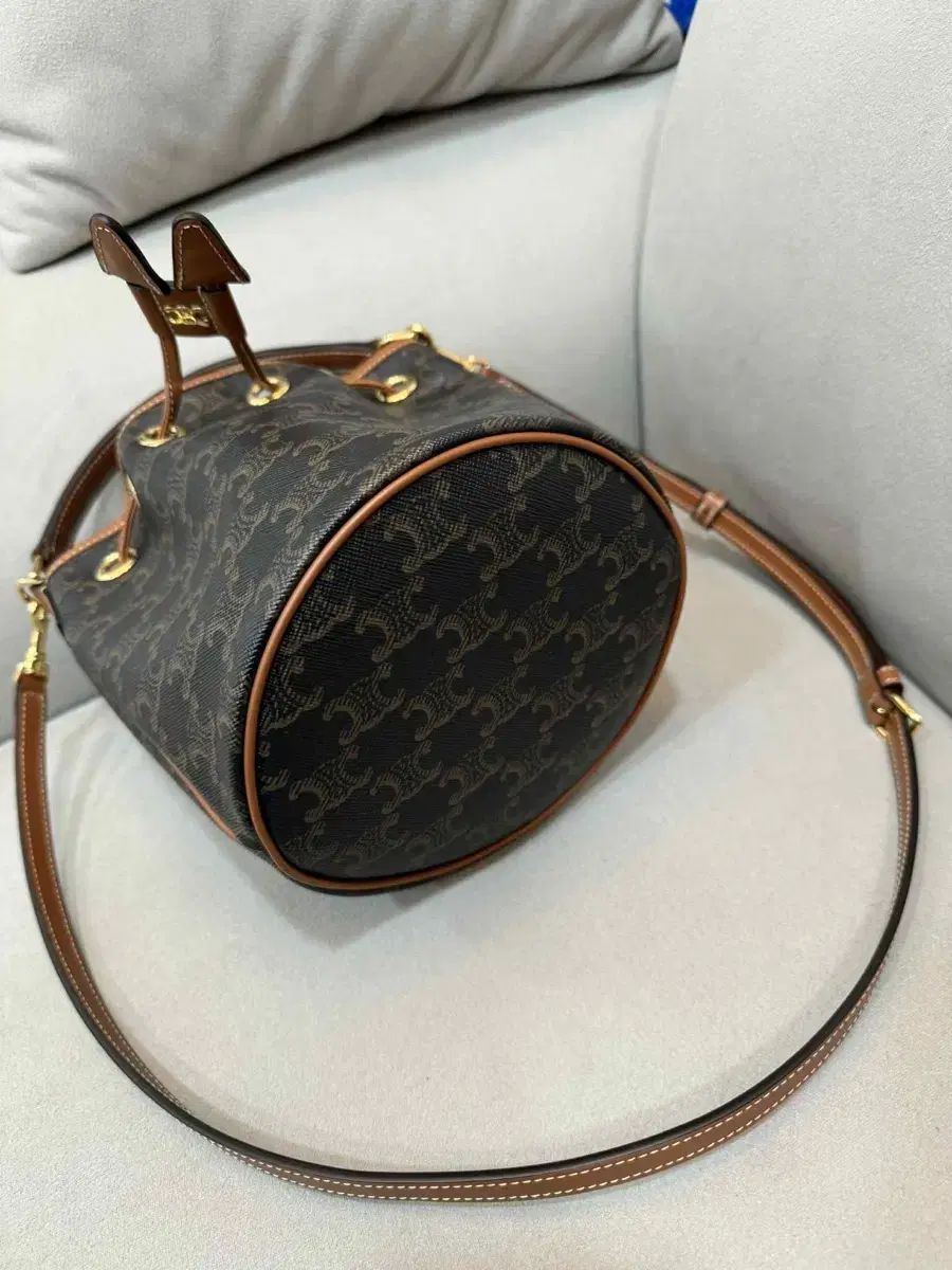 25 10 22 デパート セリーヌ トリオンフ クララバッグ