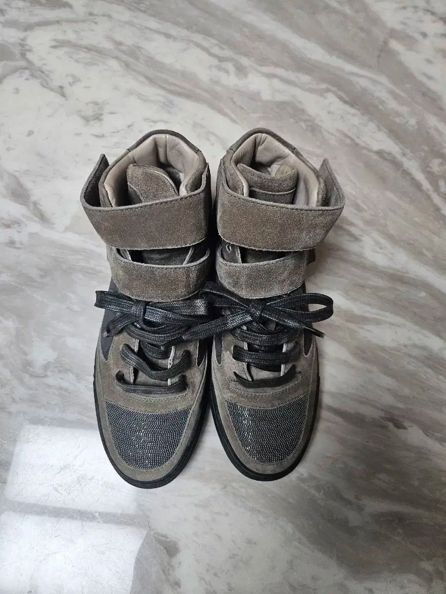 ブルネロクチネリ スウェード ハイトップ スニーカー