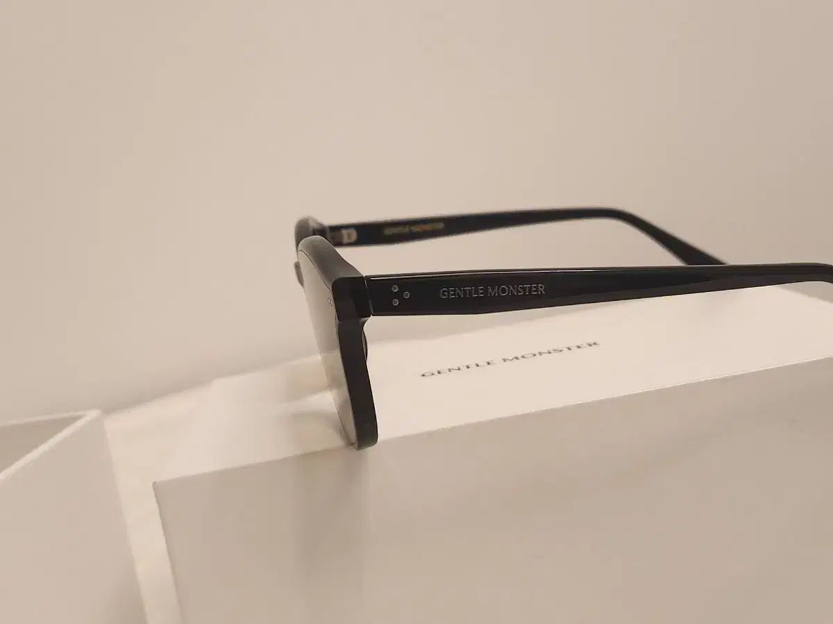 GENTLE MONSTER