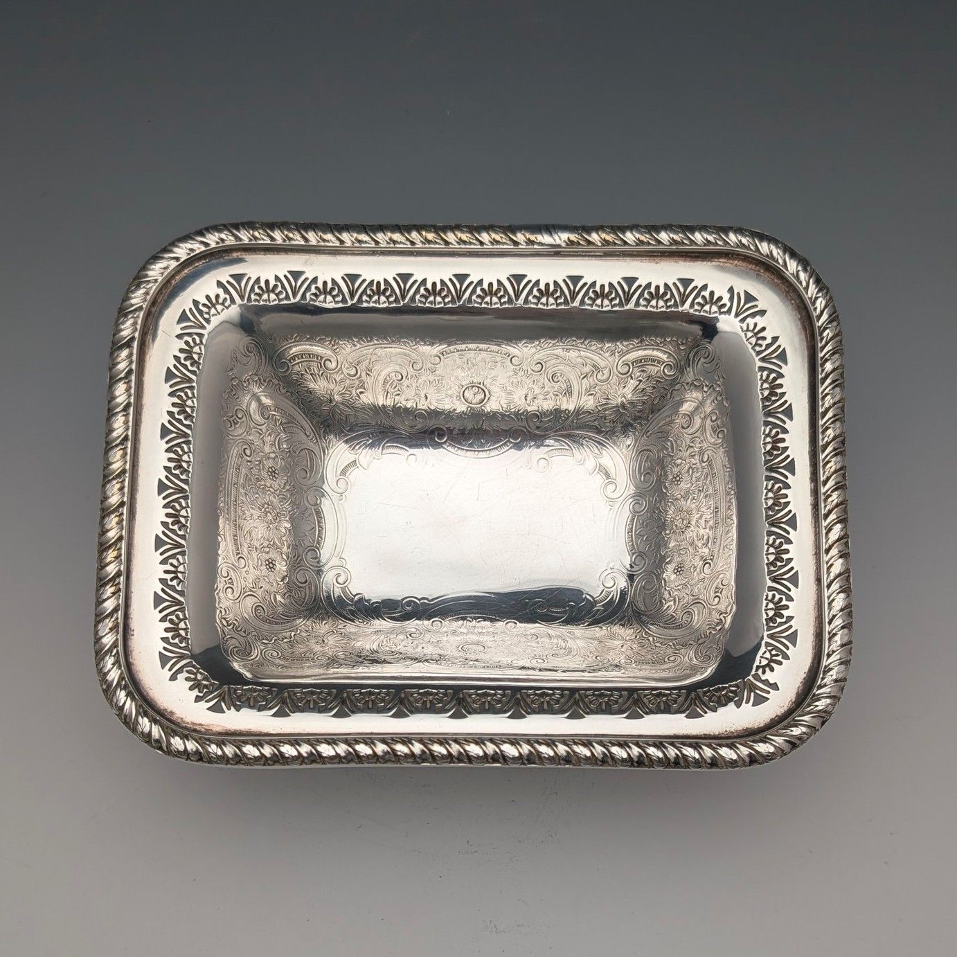 英国ヴィンテージ シルバープレート製 脚付き角形ディッシュ