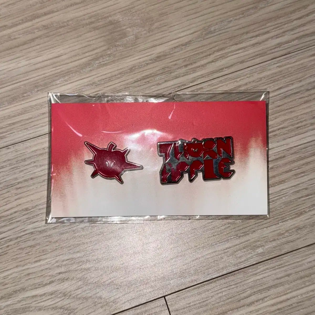 ソン エ アップル ロゴ 金型 ピンバッジ レッド