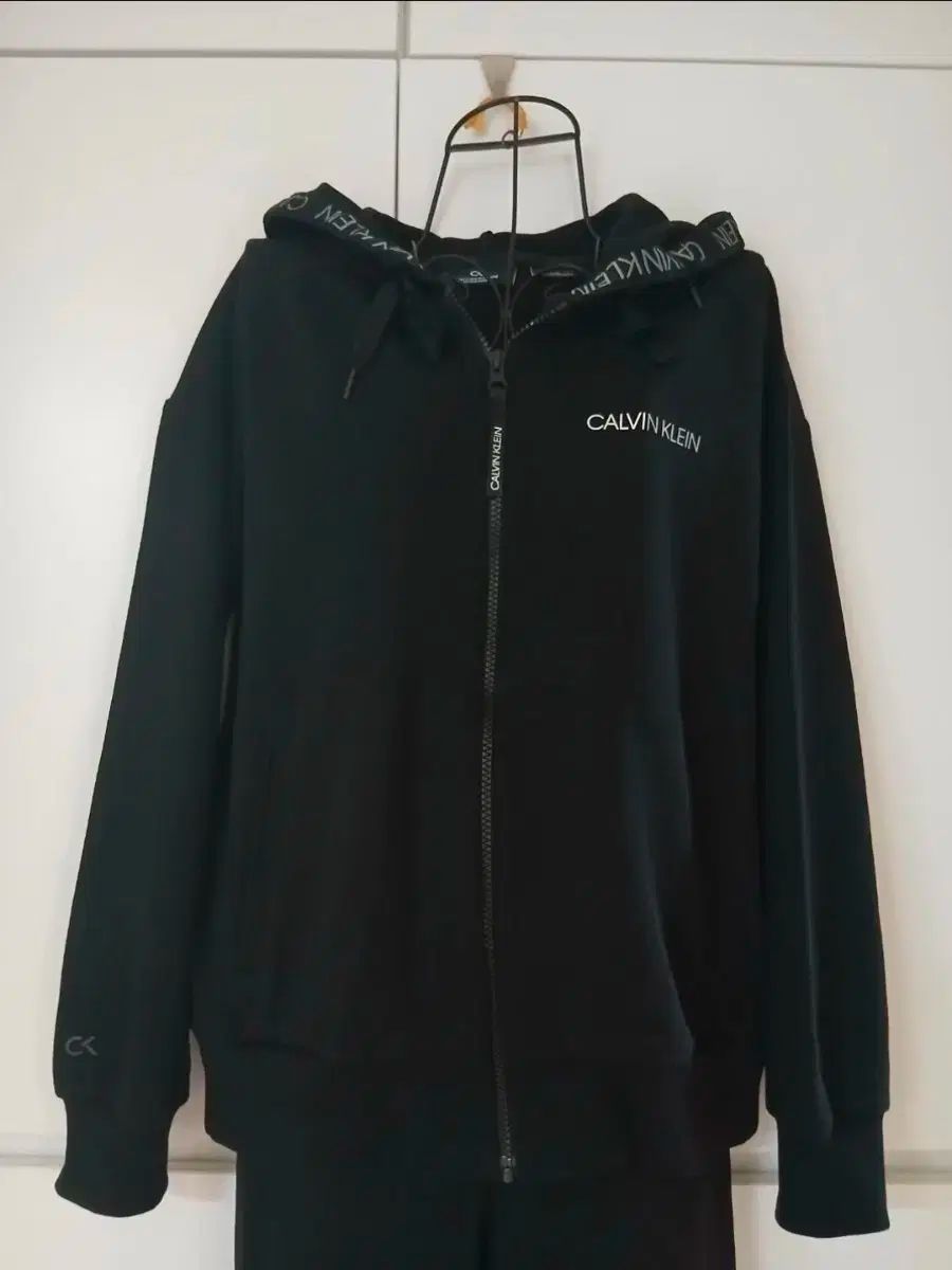 Calvin Klein フードトレーニングウェア上下セット 通常66～77まで ほぼ