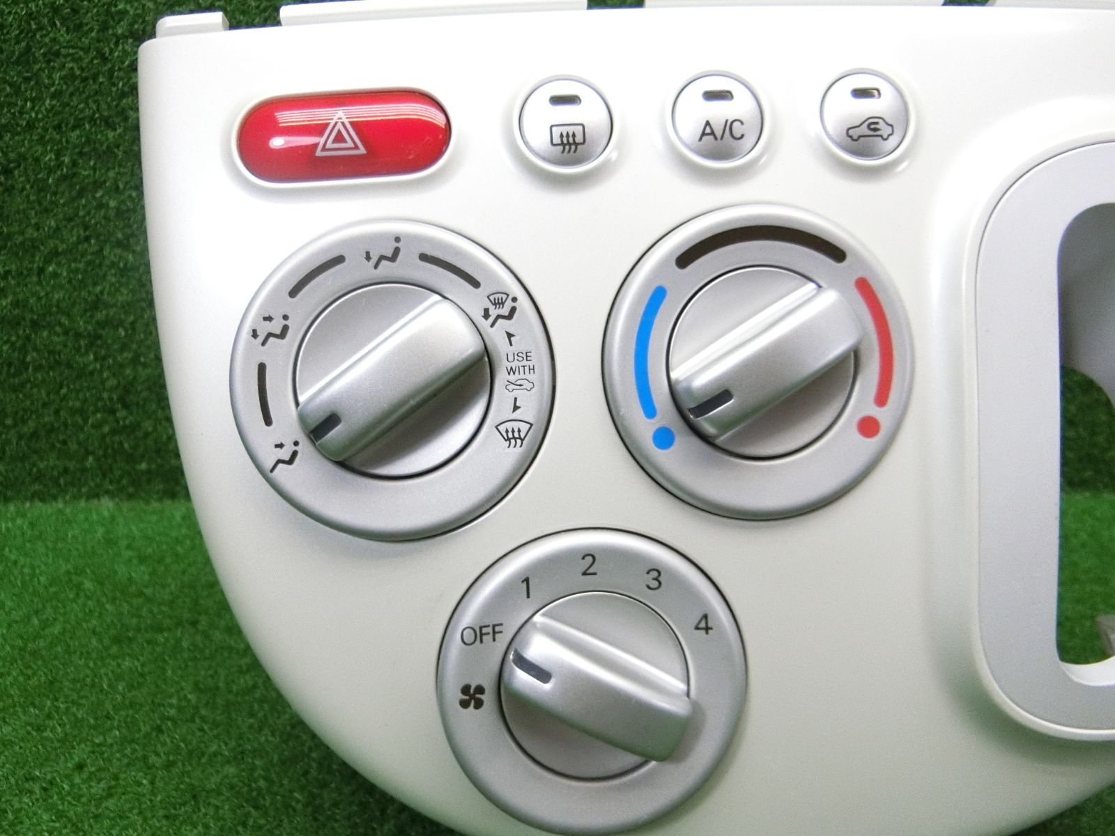 11957] 送料無料 三菱 ekワゴン H82W エアコンスイッチパネル