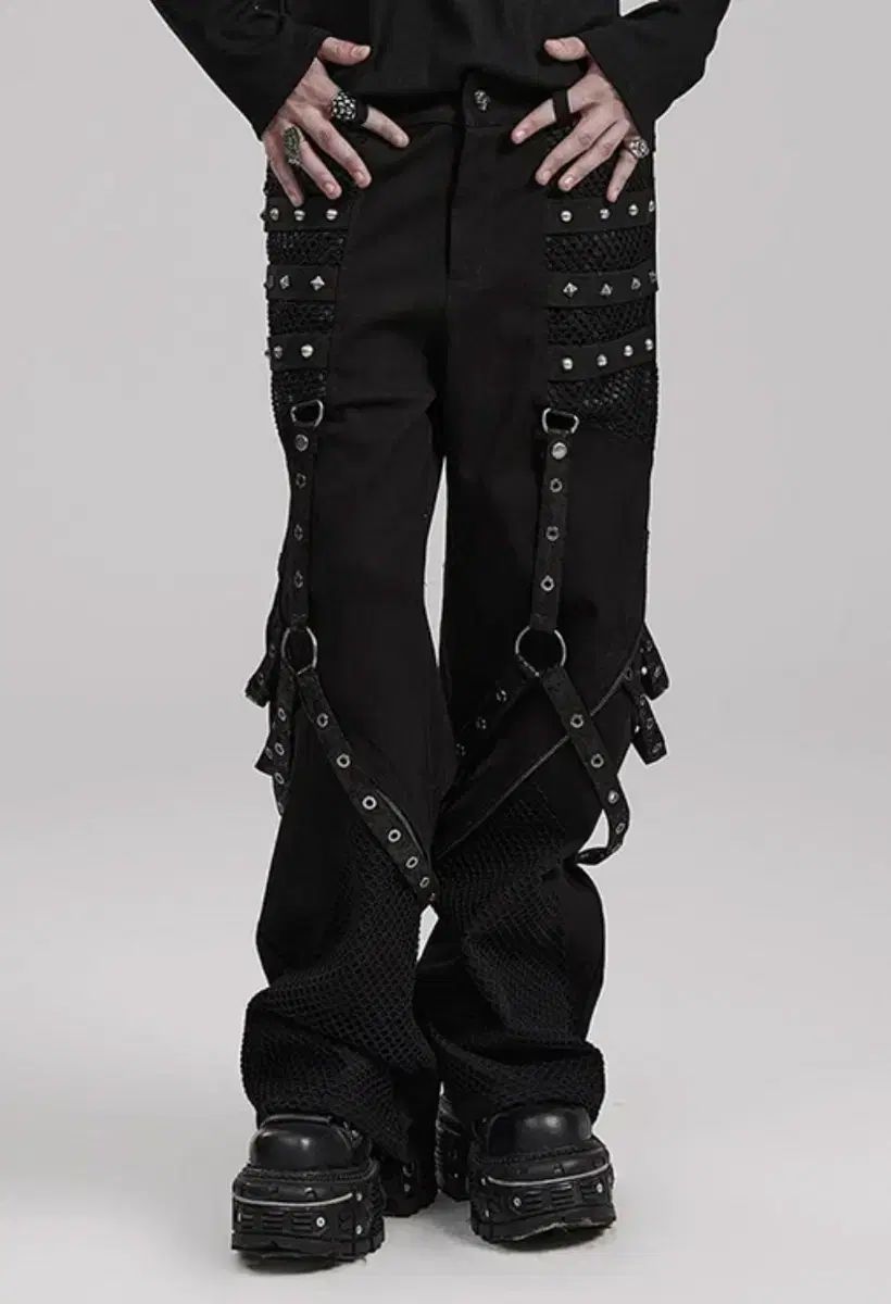 着用画像o パンクレイヴ メッシュパネル エンブロイダリー ストラップ パンツ ゴスパンク ユニセックス パンクルック