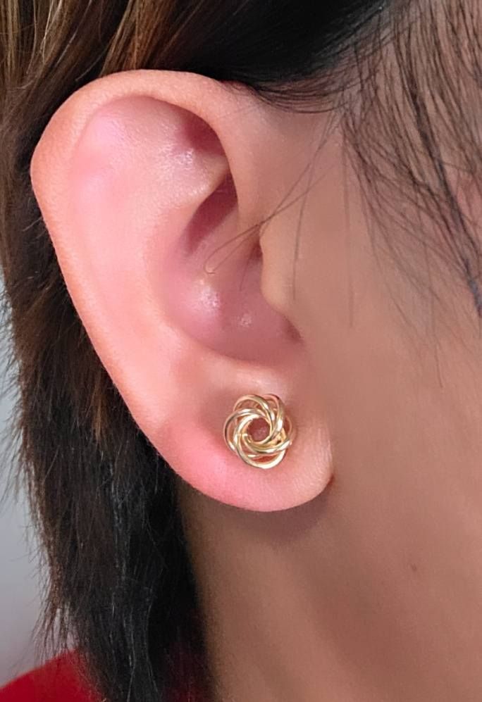 最終値下げ‼️Tiffany ノットピアス750 18金　 ゴールドスタッドピアス K18YG ノットピアス 最終値下げ‼️Tiffany ノットピアス750 18金