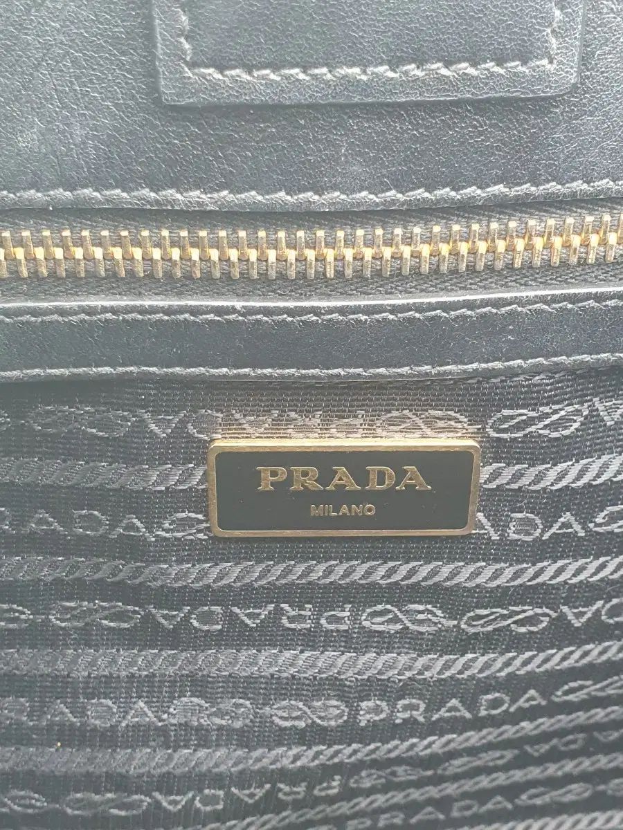 プラダ サフィアーノ