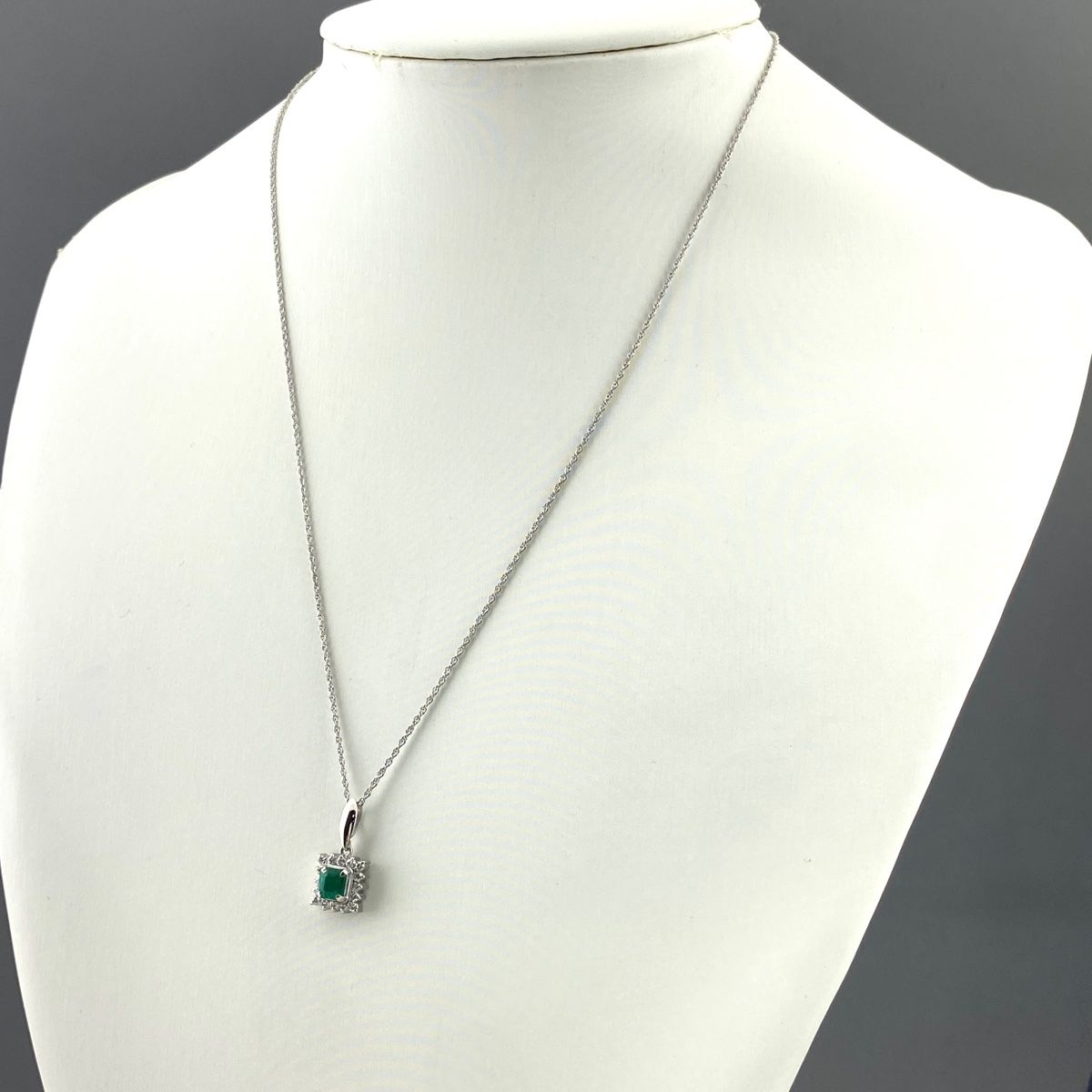 エメラルド デザインネックレス プラチナ ペンダント メレダイヤ