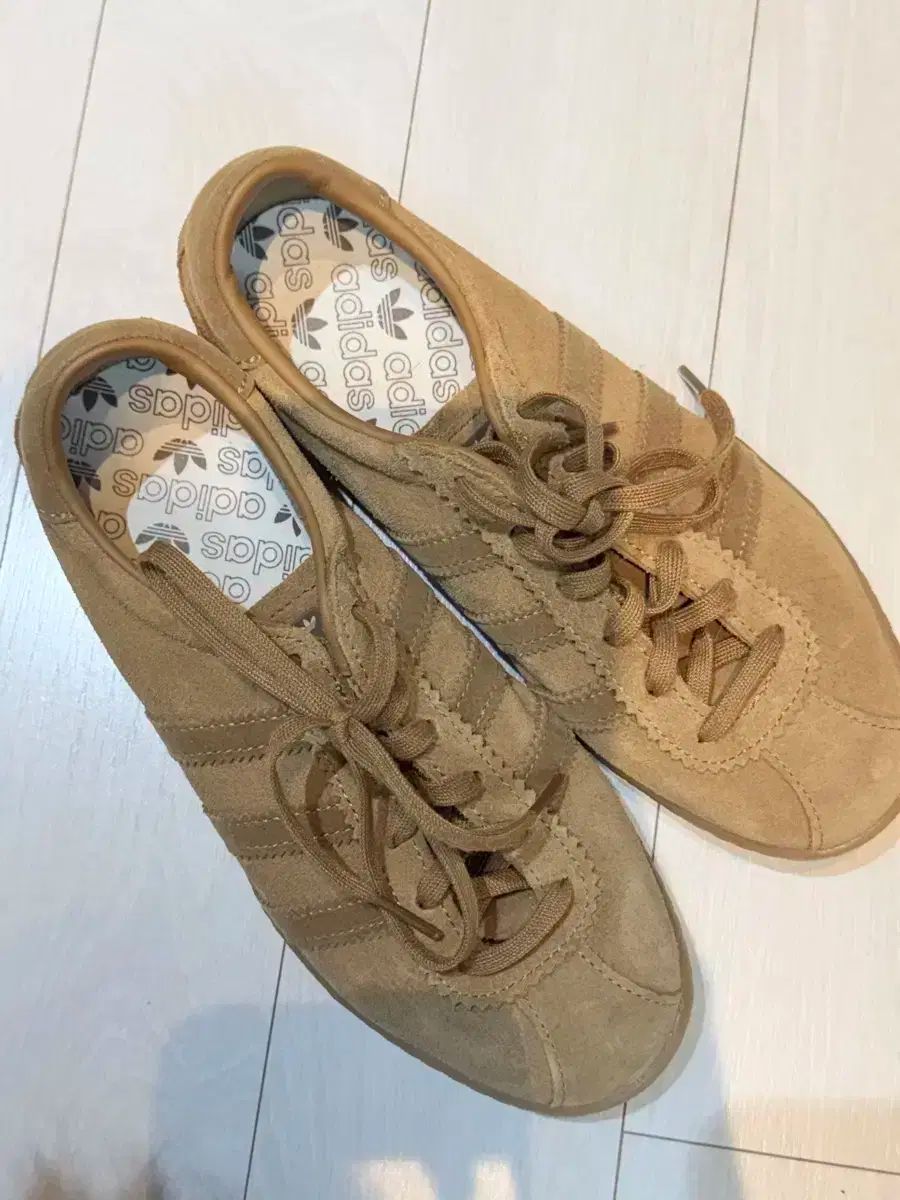 アディダス タバコ ブラウン 225 270 サイズ