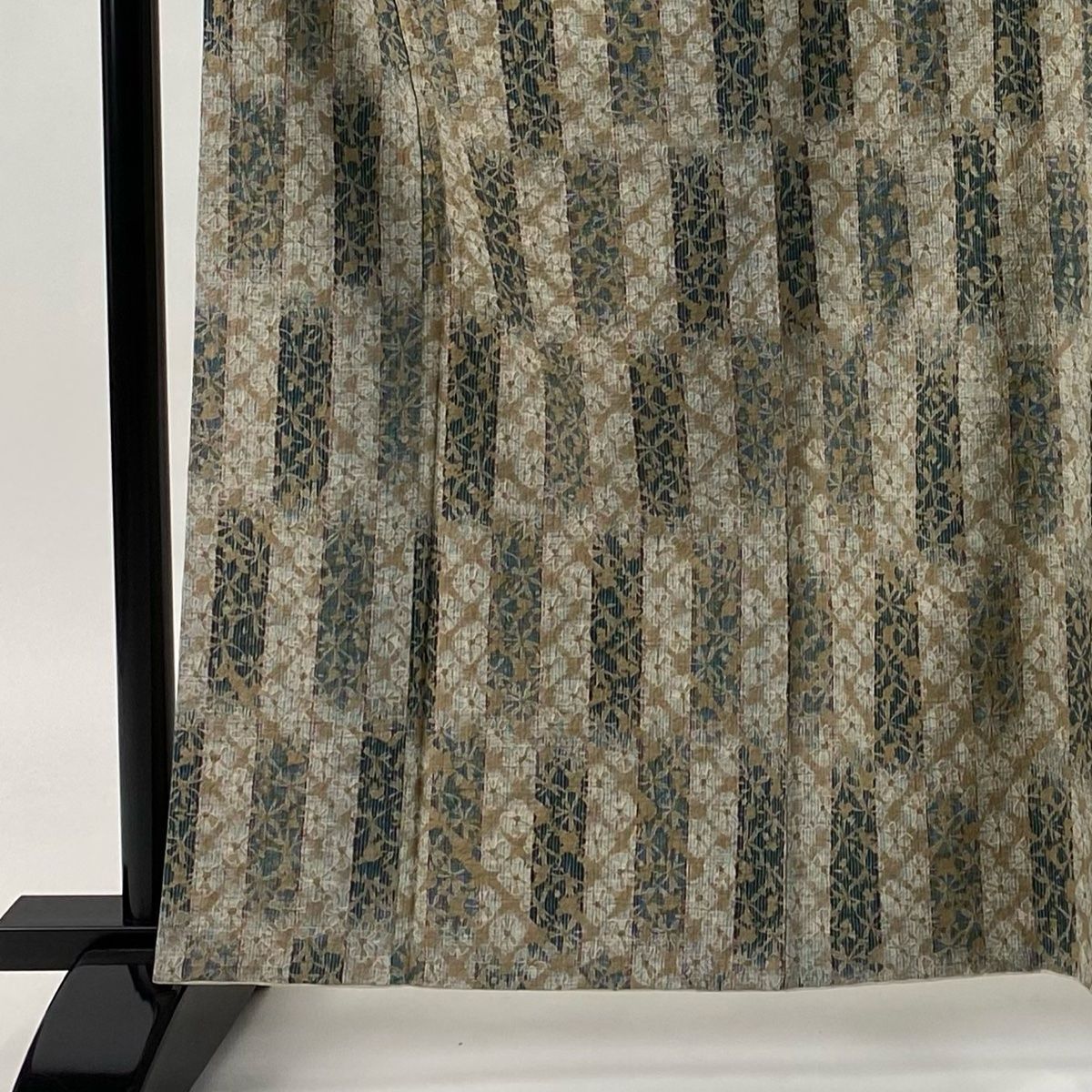 小紋 身丈163 cm 裄丈64 M 袷 紬地 幾何学模様 縦縞 絞り 薄茶色 正絹 秀品