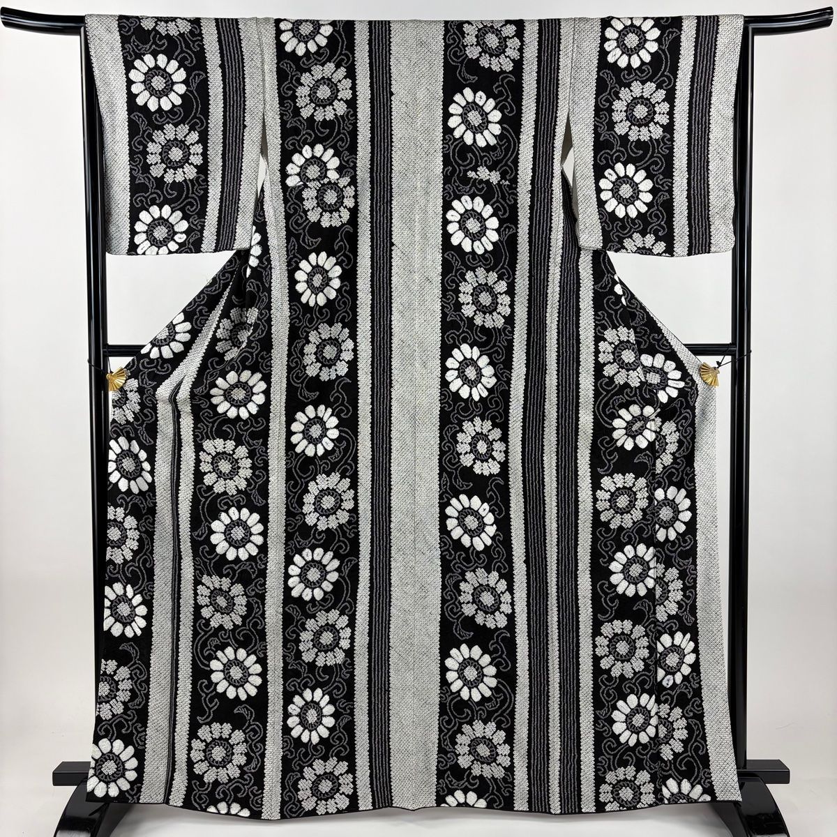 小紋 身丈165 cm 裄丈65 M 袷 縦縞 花唐草 総絞り 黒 正絹