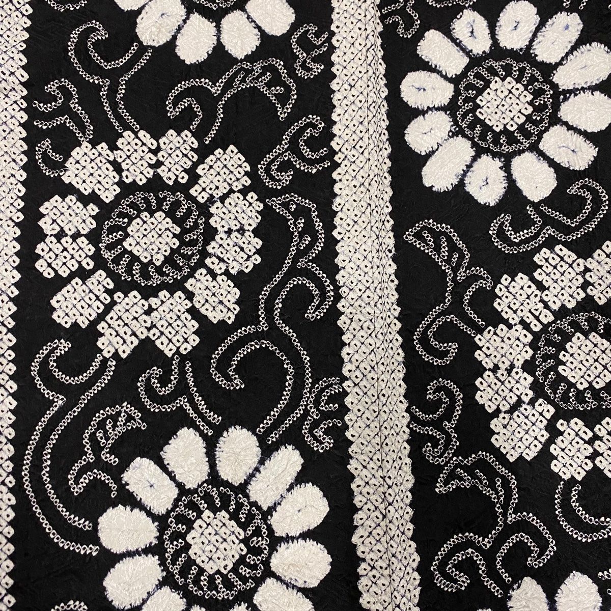  小紋 身丈165 cm 裄丈65 M 袷 縦縞 花唐草 総絞り 黒 正絹 小紋 着物