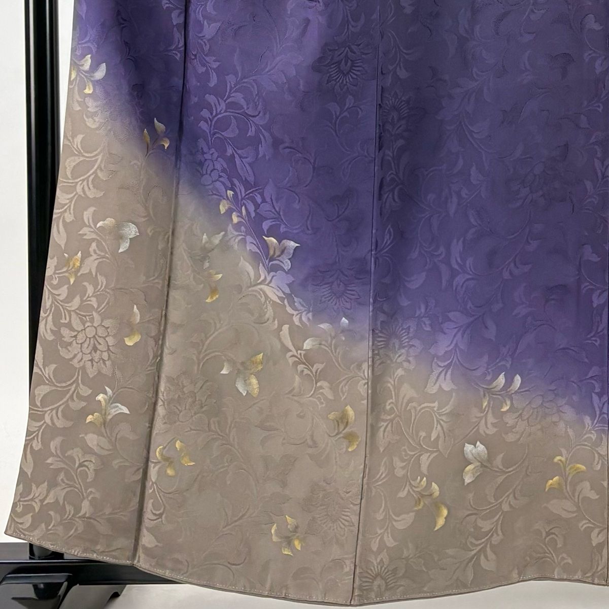 付下げ 身丈158 cm 裄丈68 L 袷 中村玉緒 落款 花唐草 地紋 金銀彩 染め分け 紫 正絹
