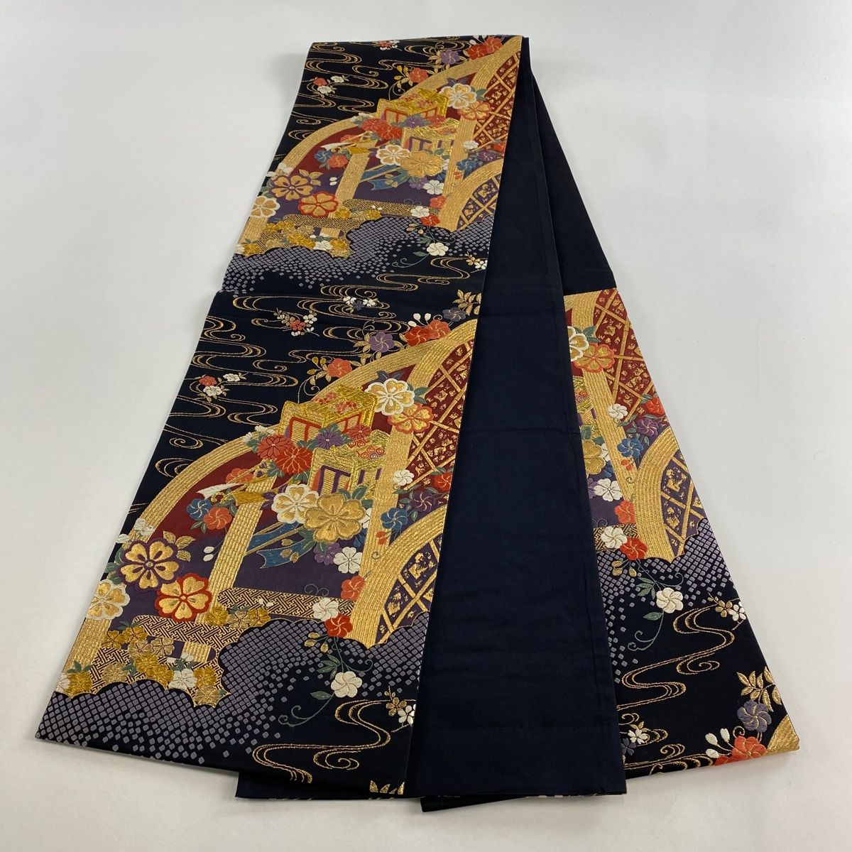 着物　袋帯　相良刺繍　鈴乃屋 価格見直し宣言】 【中古】相良刺繍で表現された鏡裏文の袋帯