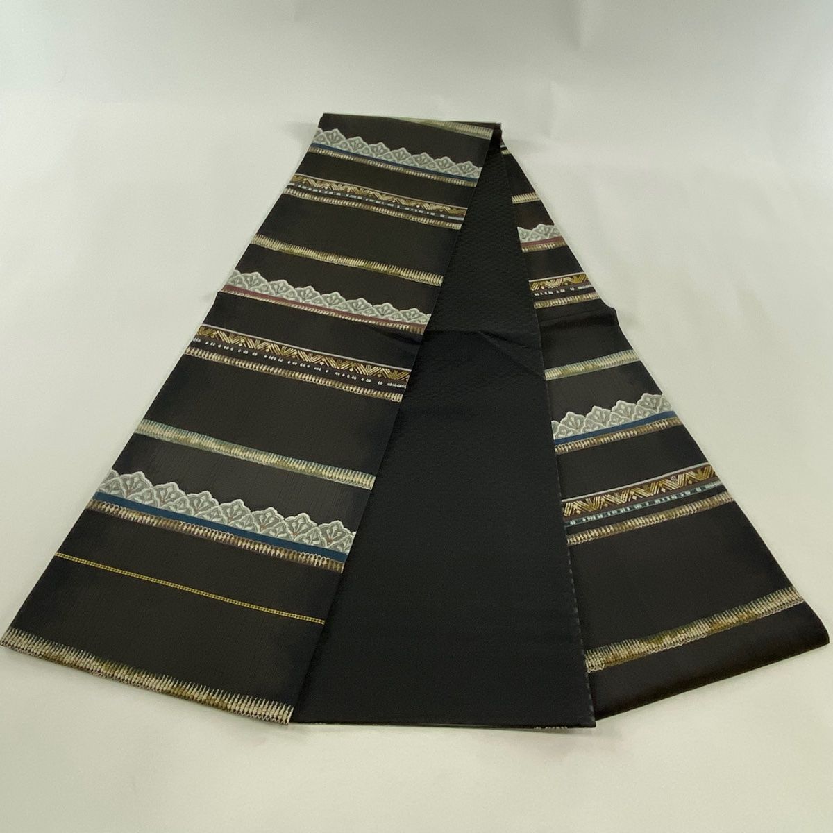 美品】 袋帯 秀品 縞 幾何学模様 金糸 墨色 全通 正絹 【中古】 - メルカリ