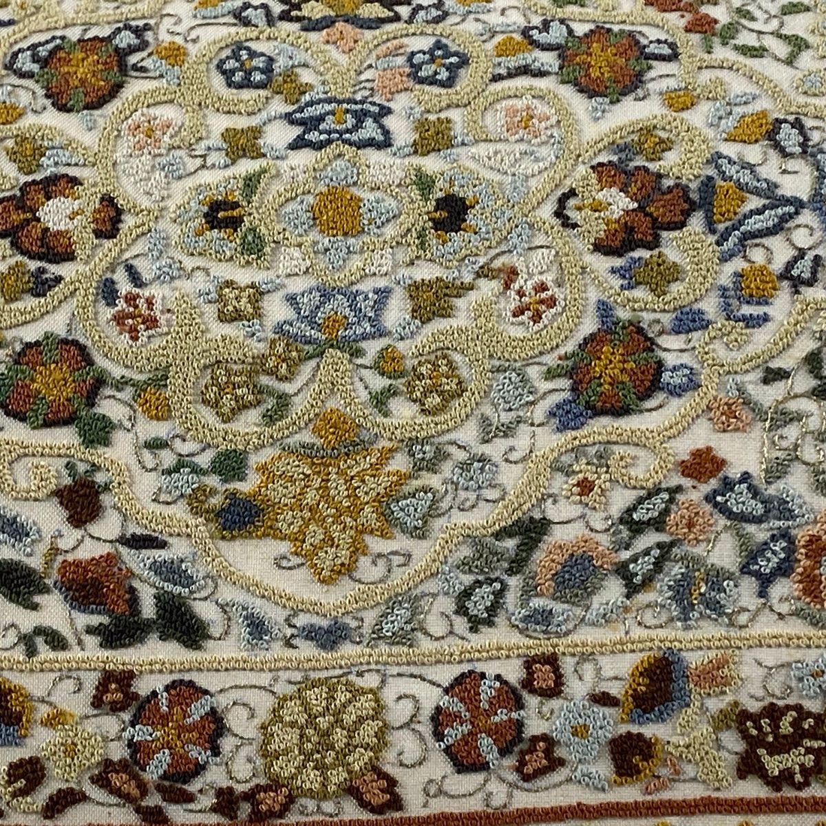 袋帯 華文 草花 相良刺繍 金糸 クリーム お太鼓柄 正絹