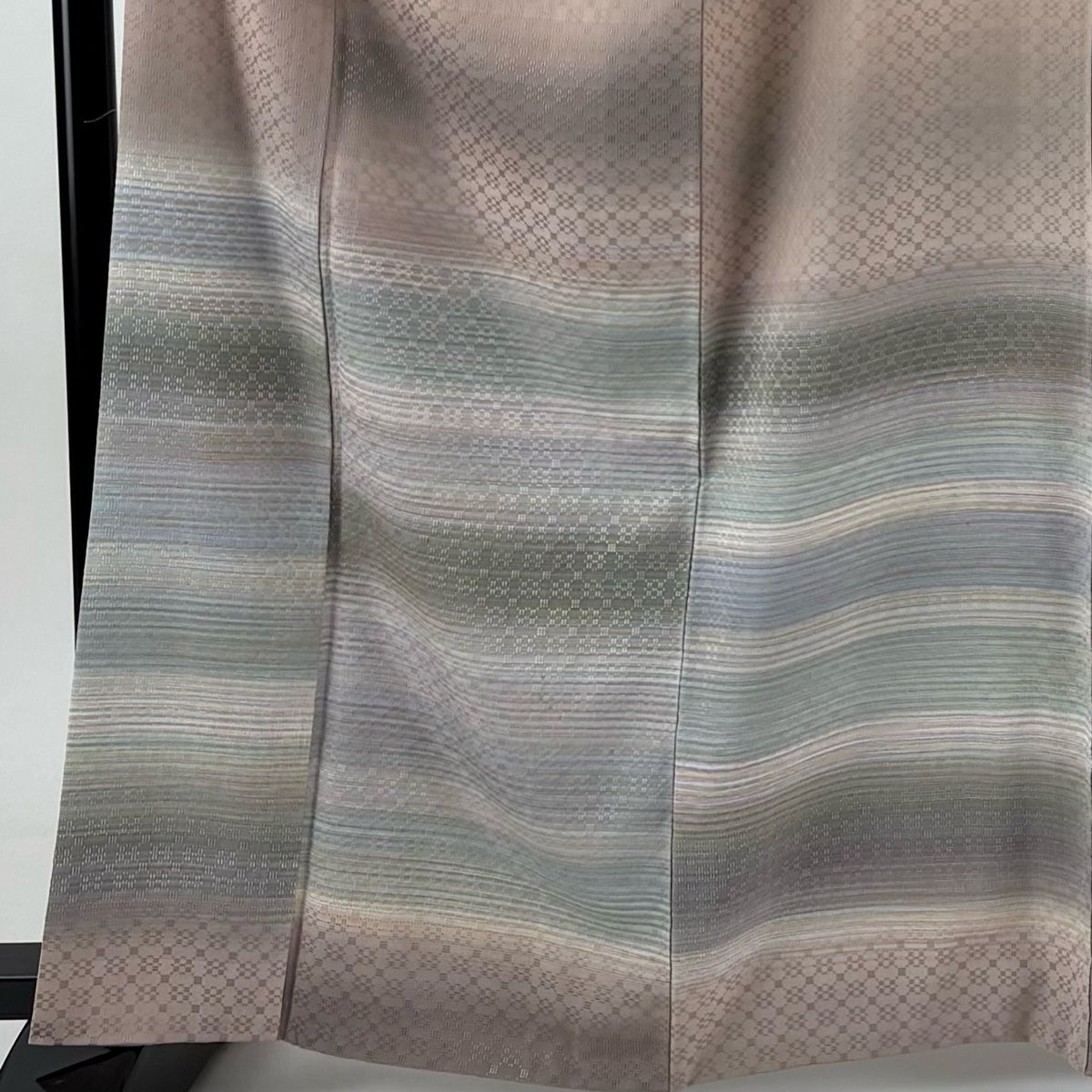 付下げ 身丈162 5 cm 裄丈66 M 袷 紬地 落款 縞 幾何学 花織 ぼかし 薄小豆 正絹