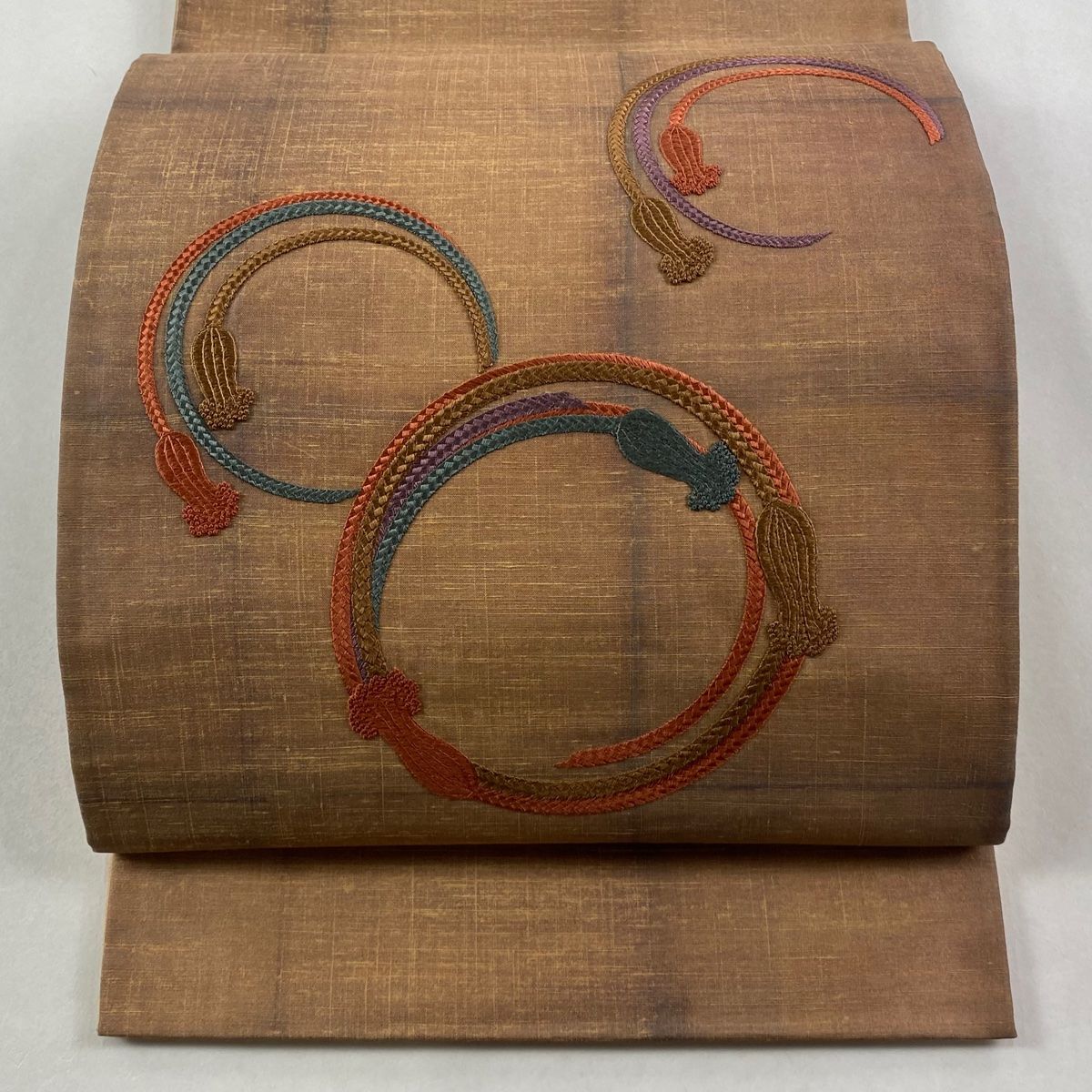 袋帯 証紙 結城紬地 奥順 組紐 格子 刺繍 銀彩 茶色 お太鼓柄 正絹