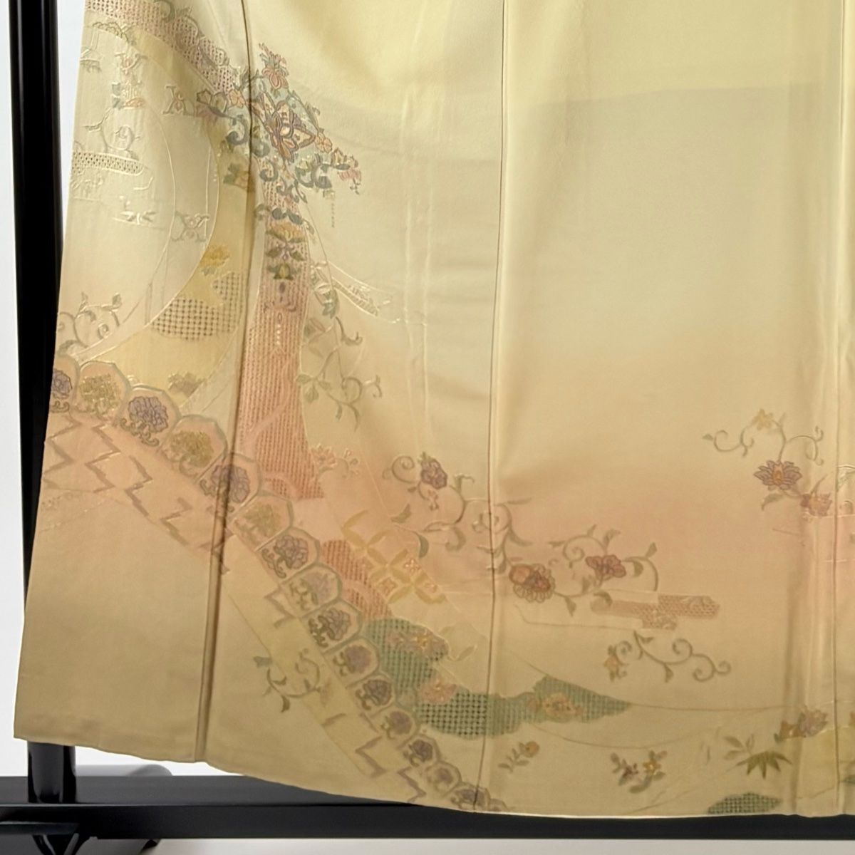 訪問着 身丈156.5 cm 裄丈65 M 袷 花唐草 霞 刺繍 金糸 ベージュ 正絹 秀品