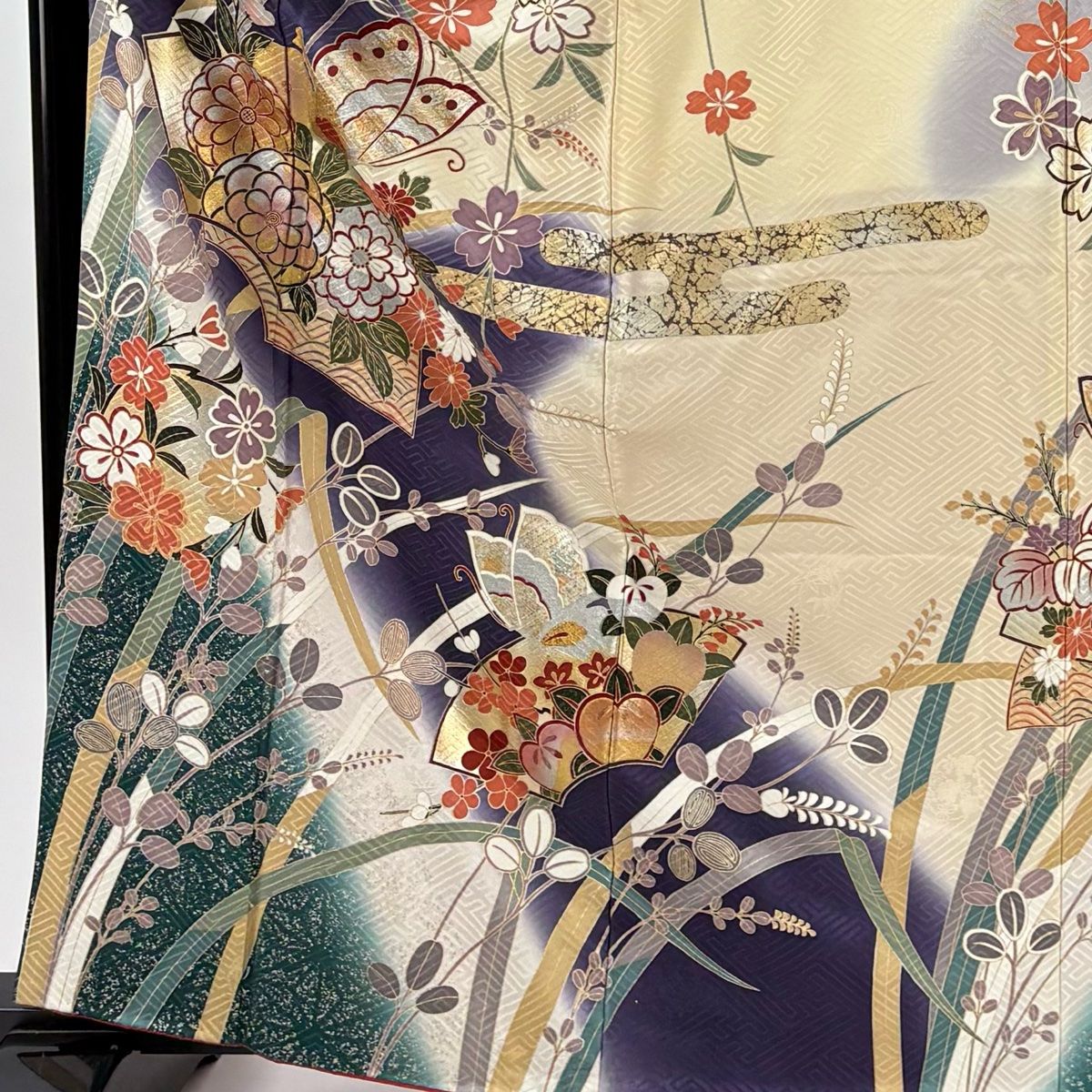 振袖 身丈163 cm 裄丈64.5 M 袷 草花 蝶 金銀彩 染め分け 紫 正絹 秀品