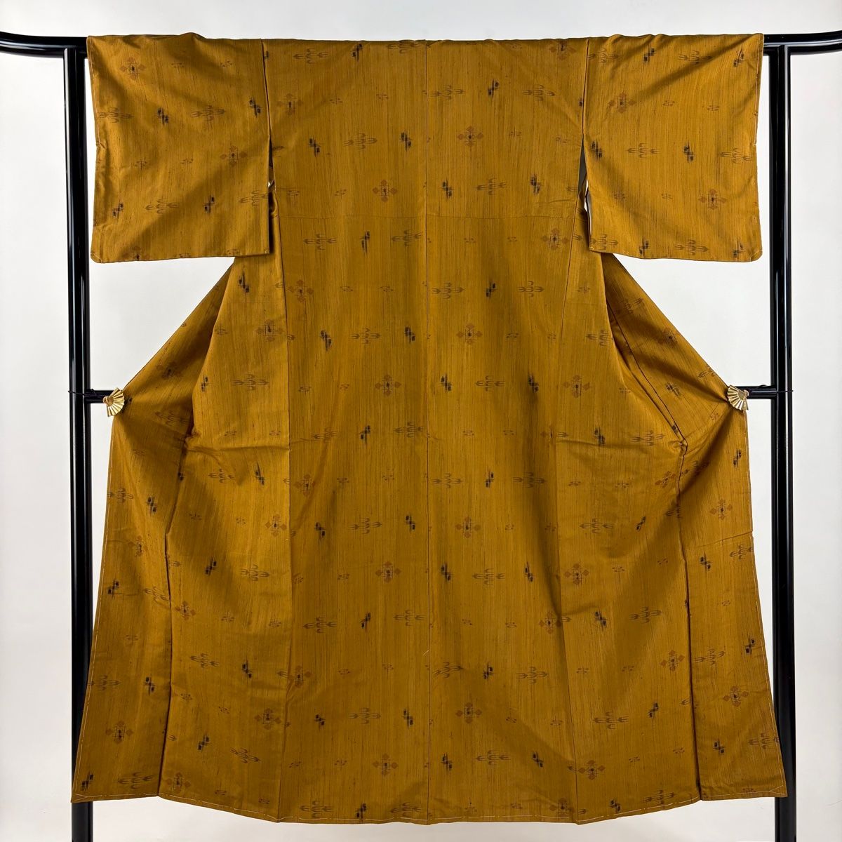 紬 身丈150.5 cm 裄丈62.5 S 袷 燕 幾何学模様 山吹茶色 正絹 秀品