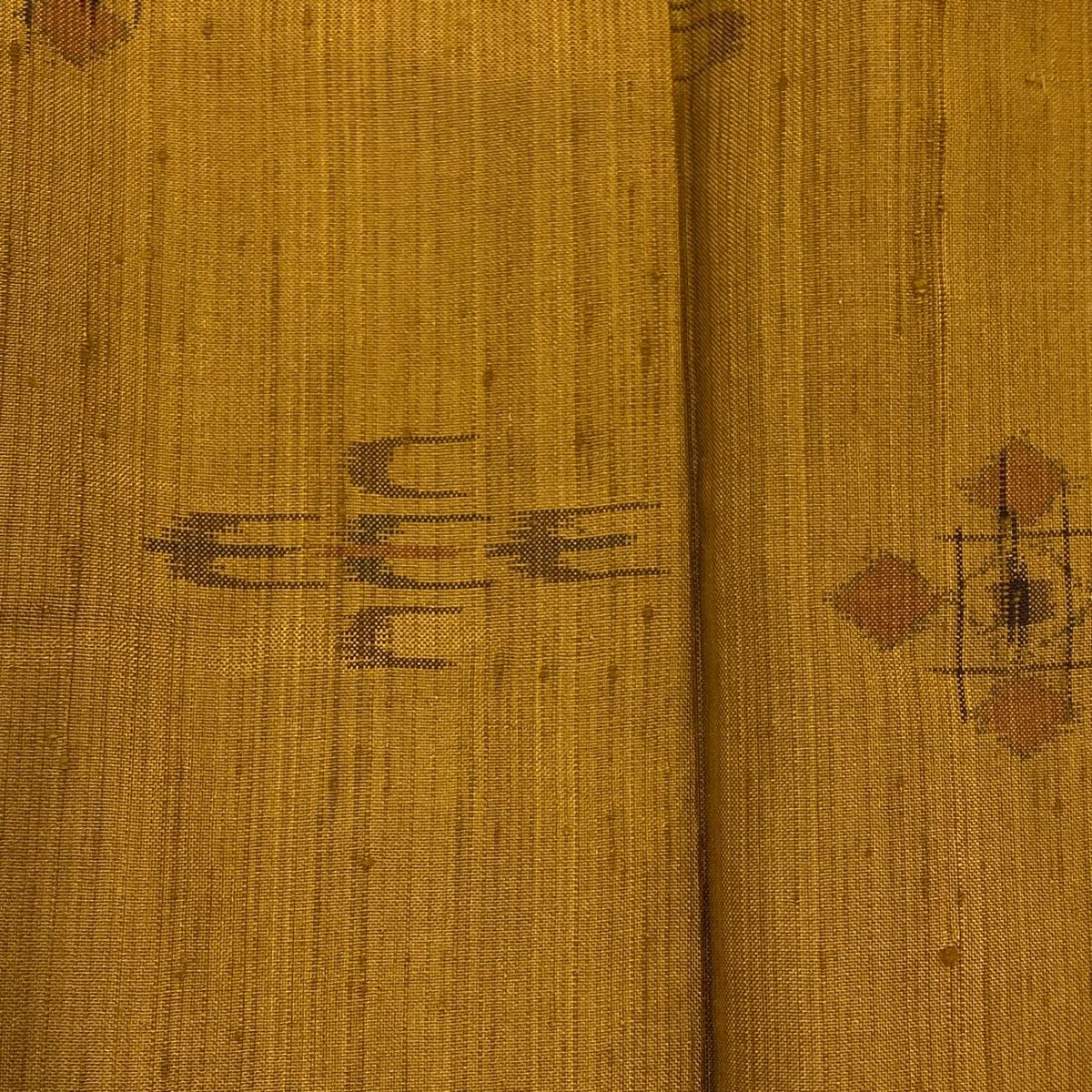  紬 身丈150 5 cm 裄丈62 S 袷 燕 幾何学模様 山吹茶色 正絹 秀品 紬 着物