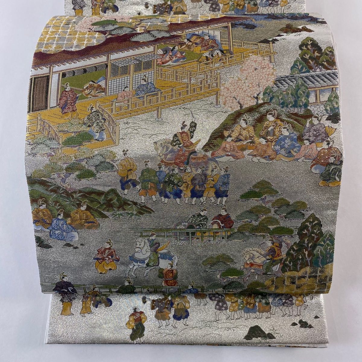 袋帯 秀品 洛中洛外祭礼の図 雲文 箔 銀色 お太鼓柄 正絹