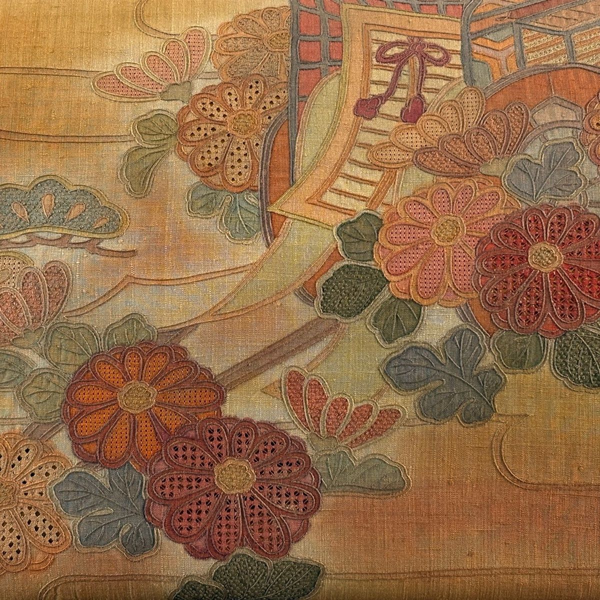 袋帯 秀品 紬地 菊 御所車 汕頭刺繍 山吹茶色 お太鼓柄 正絹