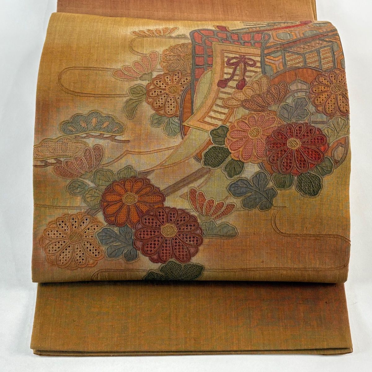 袋帯 秀品 紬地 菊 御所車 汕頭刺繍 山吹茶色 お太鼓柄 正絹