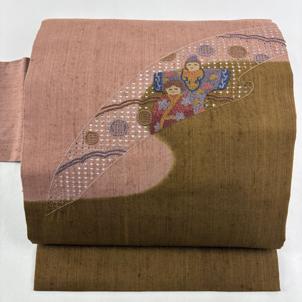 美品】 名古屋帯 秀品 雛人形 草花 刺繍 紬地 ピンクベージュ 正絹