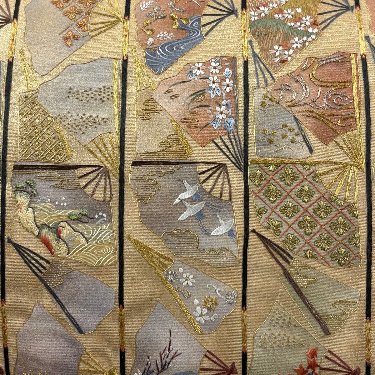 美品】 袋帯 秀品 落款 扇 草花 金銀糸 蘇州刺繍 金色 お太鼓柄 正絹