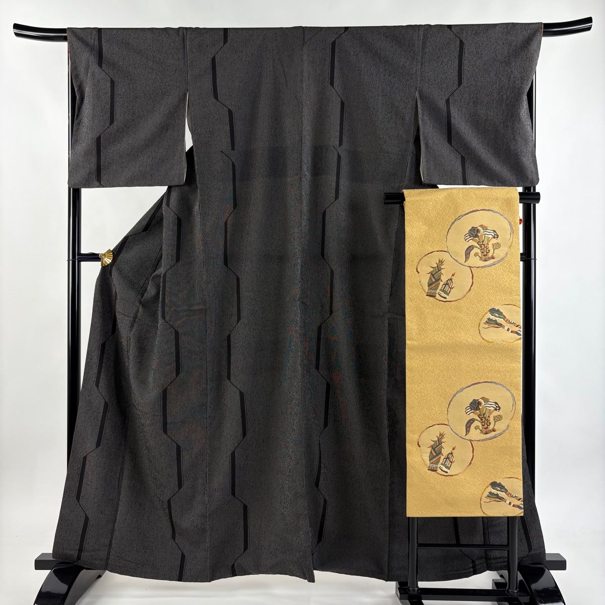 紬 身丈161.5 cm 裄丈67.5 M 袷 名古屋帯セット 縞 幾何学 黒 正絹 秀品