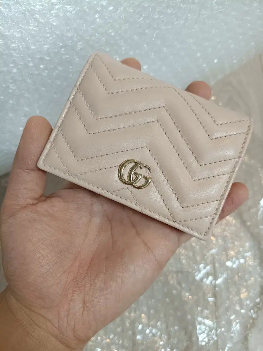 グッチ GGマーモント 二つ折り財布 シルバー