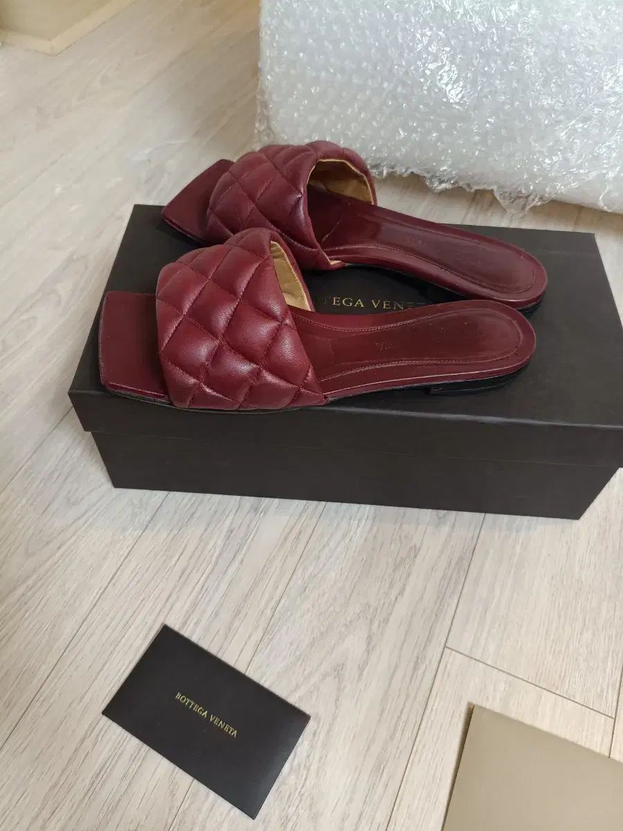 ボッテガ ヴェネタ キルティング スリッパ バーガンディ フルセット 225 230