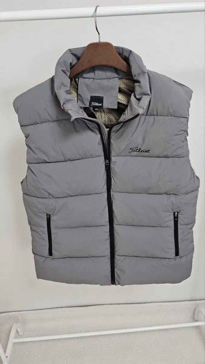 タイトリスト ダウン ベスト (新品) - メルカリ
