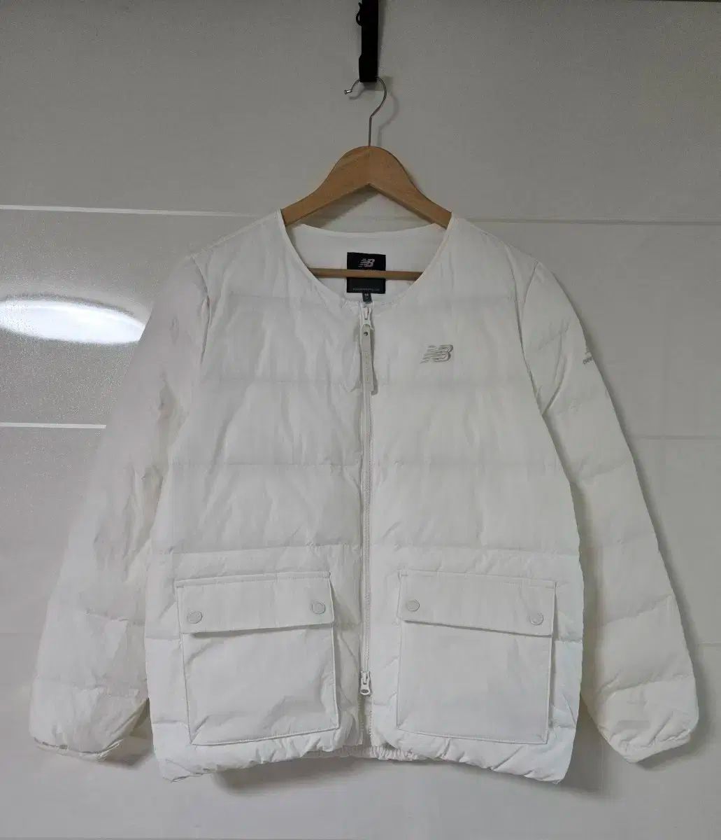 ニューバランス 白 軽量ダウン レディース