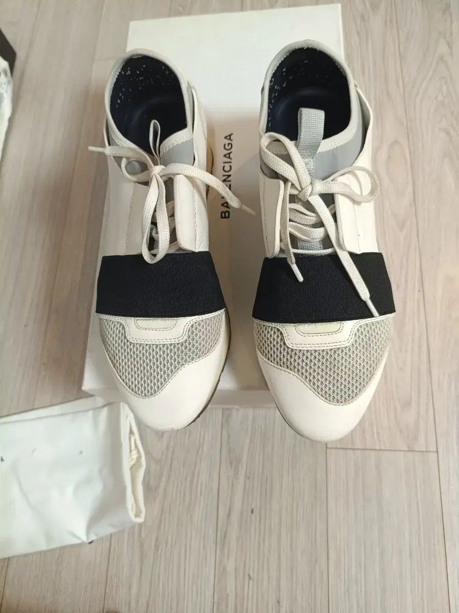 バレンシアガ レース