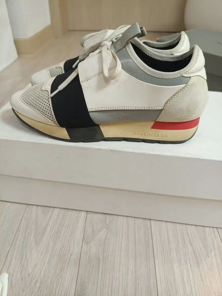 バレンシアガ レース