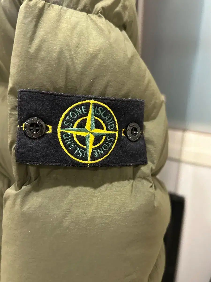 ストーンアイランド シームレス ダウン 23fw カーキ s スモール
