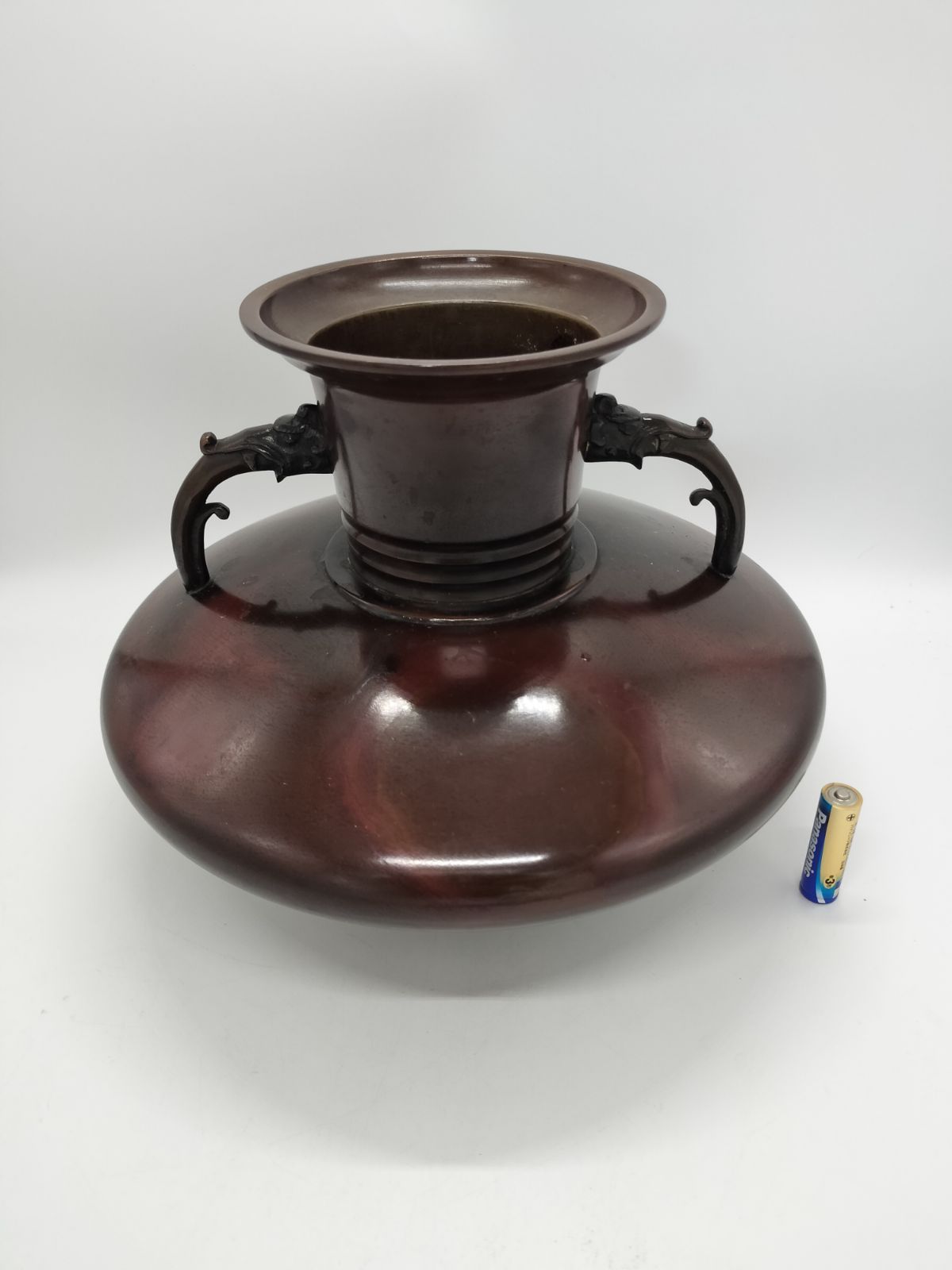 花器 唐銅製 焦げ茶色 花台 窯 工房 池坊 フラワーベース 水盤 華道具 花瓶 変形 シンプル 生花 華道 金属 手作り アンティーク レトロ インテリア ビンテージ 昭和 鳳凰耳 桔梗口 焼青銅色 24428四つ葉 YT 00519