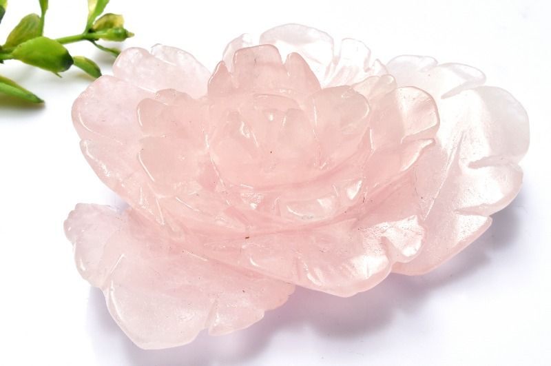 1点物】繊細彫刻 ローズクォーツ 108x65x43mm 花彫刻 原石