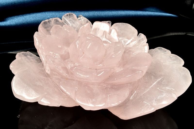 1点物】繊細彫刻 ローズクォーツ 108x65x43mm 花彫刻 原石