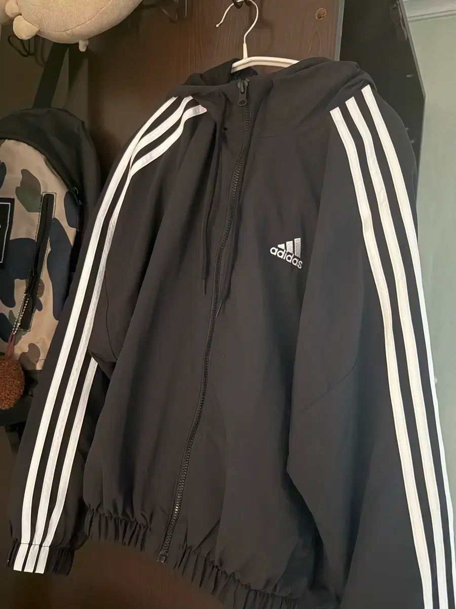 アディダス フード ウィンドブレーカー