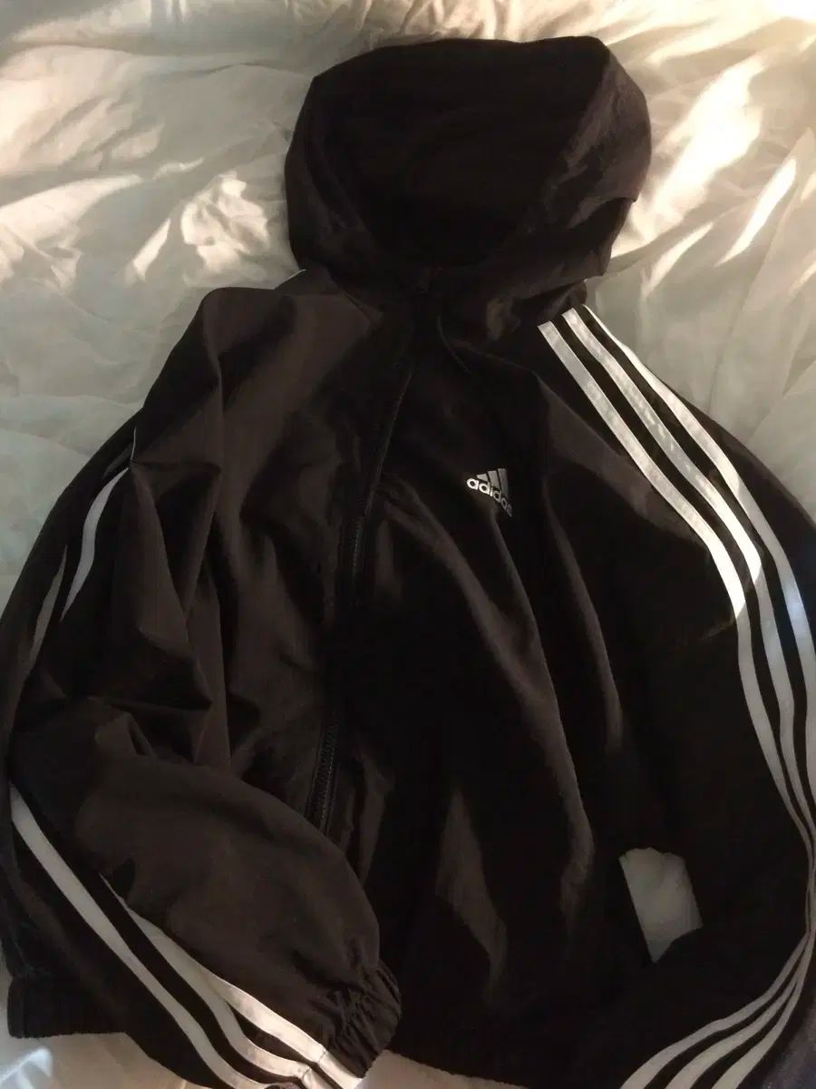 アディダス フード ウィンドブレーカー