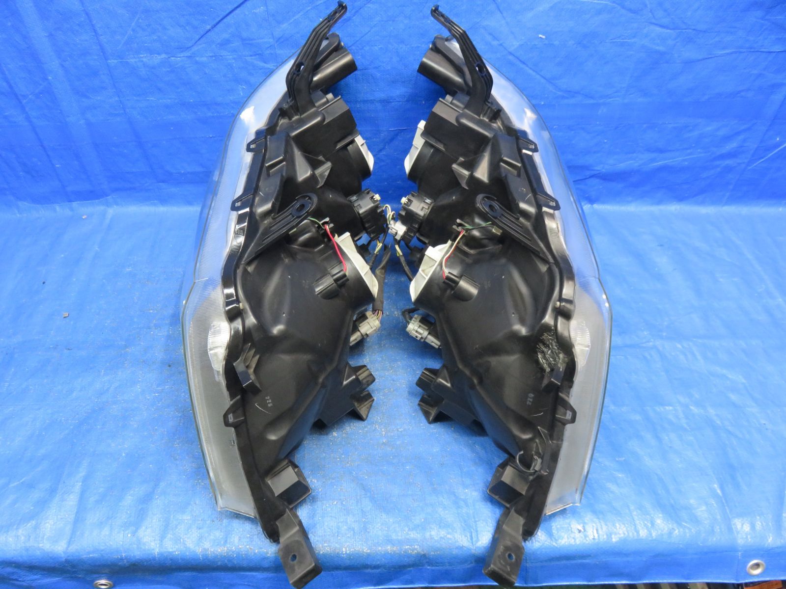 セレナC26/NC26前期ヘッドライト 左右HID KOITO100-23097 セレナ