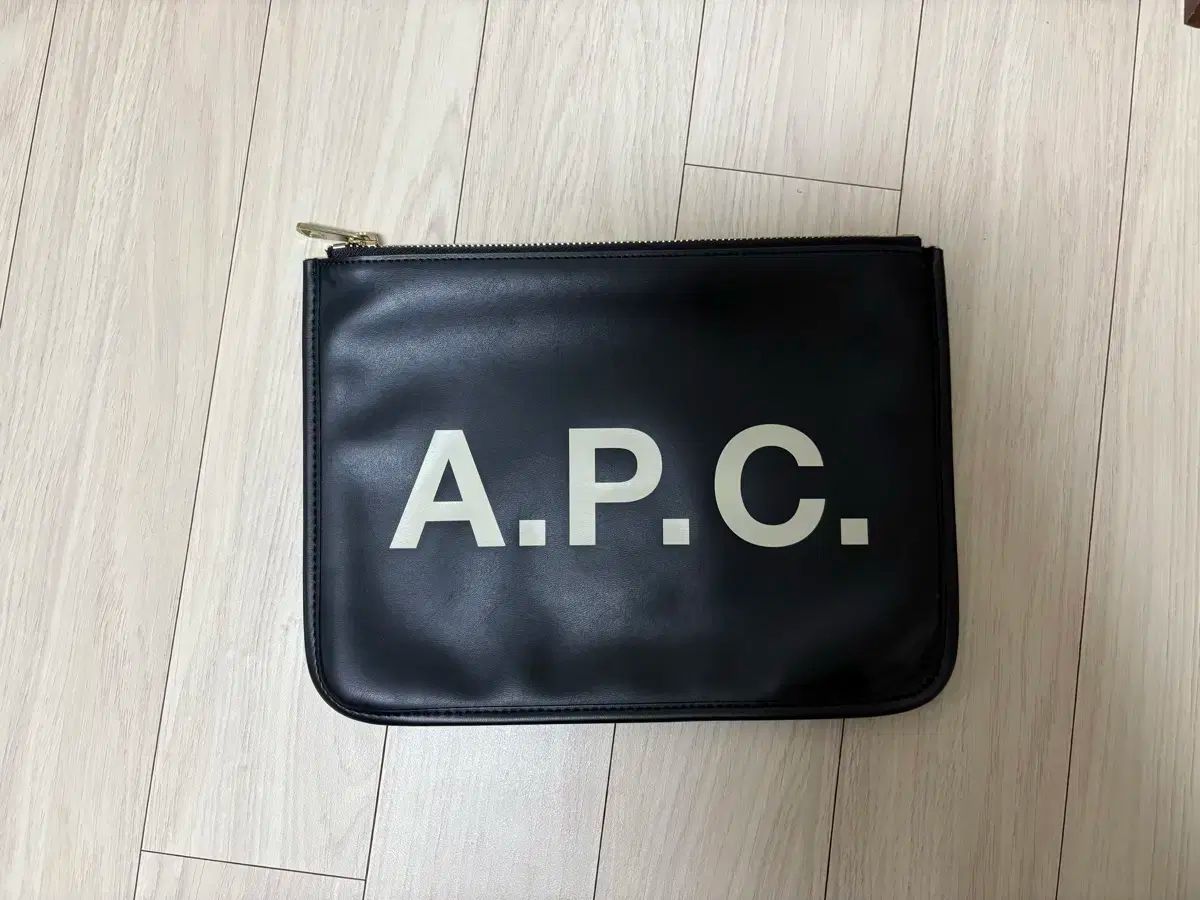 A P C アー ペー セー ブラック ポーチ