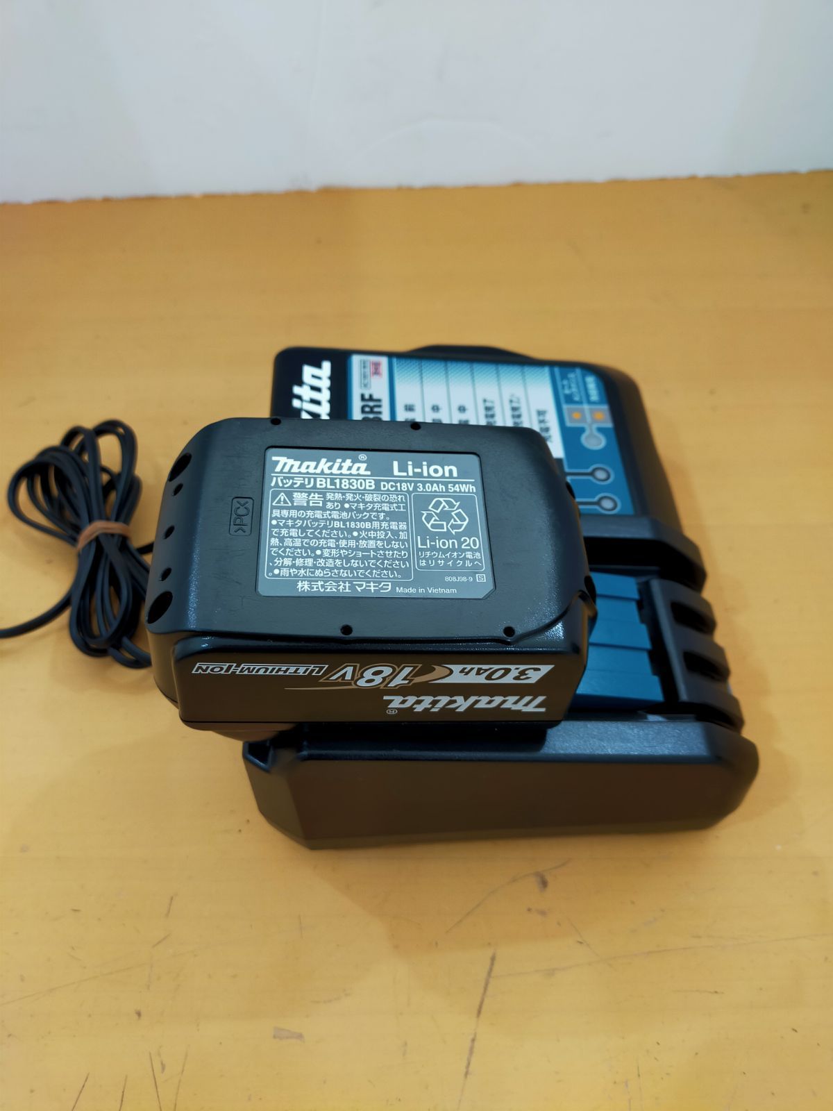 生活家電 S49 マキタ 充電式クリーナー CL180FD バッテリー&充電器付き
