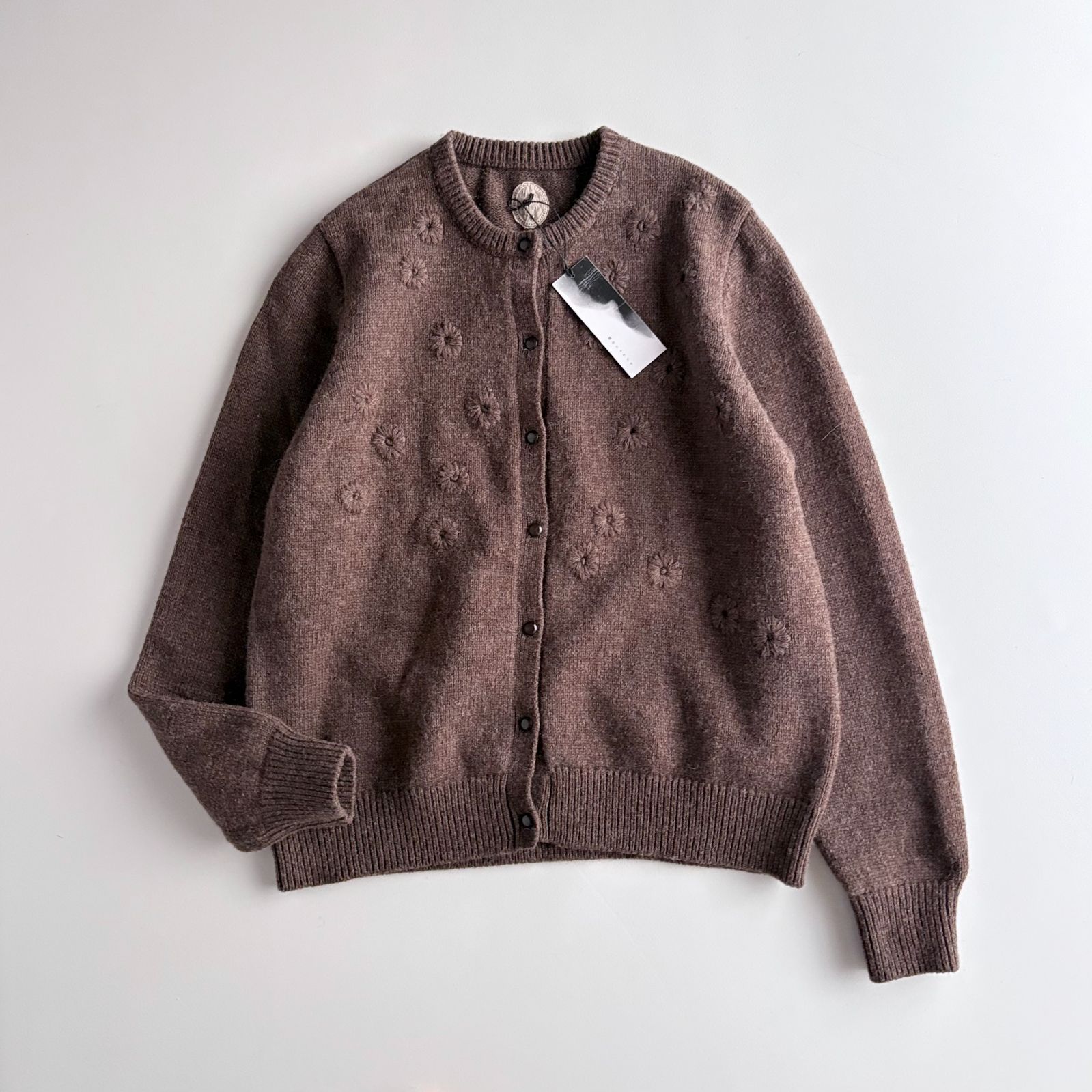 tandey 雨のリュウグウ オオカミとフクロウ 雨のすみか フラワー刺繍 ウール ミドルゲージ ニットカーディガン レディース フリーサイズ扱い ブラウン トップス