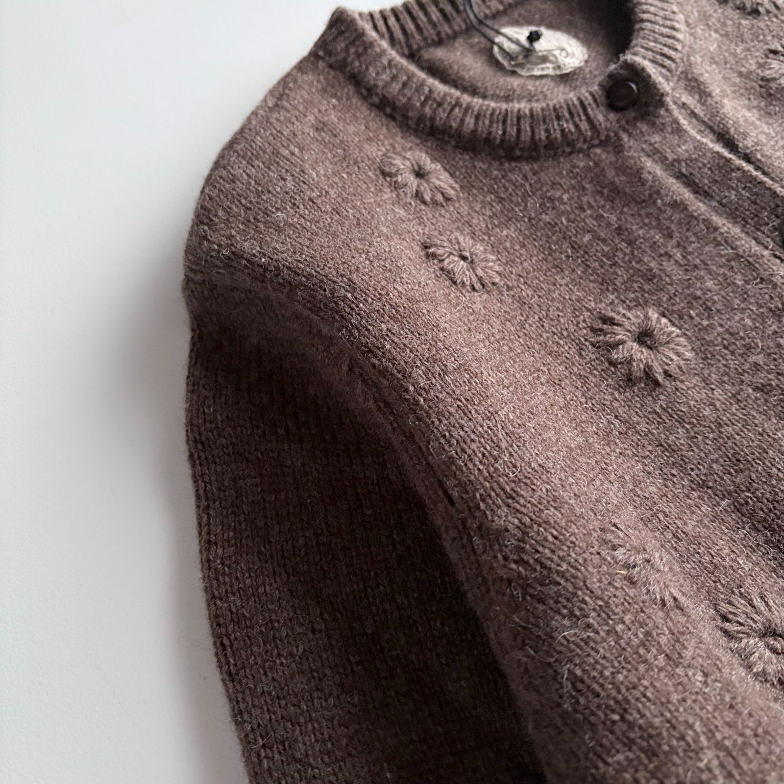 クールな tandey 雨のリュウグウ オオカミとフクロウ 雨のすみか フラワー刺繍 ウール ミドルゲージ ニットカーディガン レディース フリーサイズ扱い ブラウン トップス