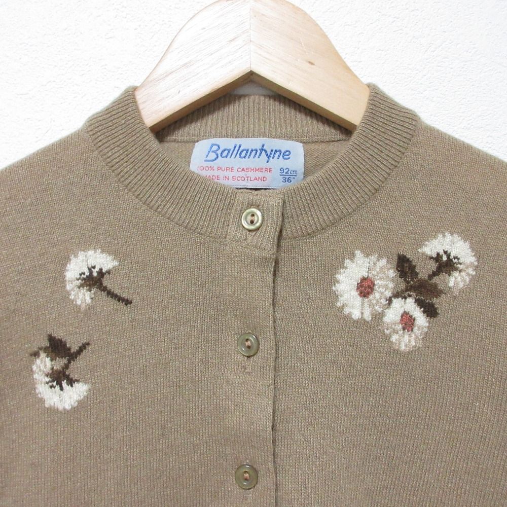 スコットランド製 Ballantyne バランタイン カシミヤニットカーディガン 美品 Ballantyne バランタイン スコットランド製 フラワー刺繍