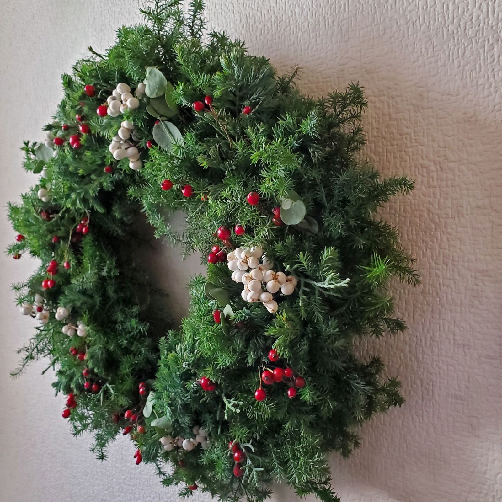 サービス品】4種類のコニファーと野バラの実・ナンキンハゼを使った